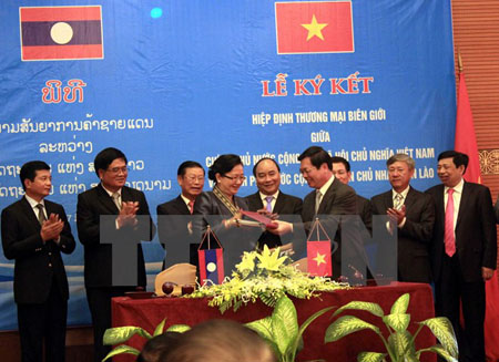 Bộ trưởng Bộ Công Thương Việt Nam Vũ Huy Hoàng và Bộ trưởng Bộ Công Thương Lào Khemmani Pholsena ký Hiệp định.
